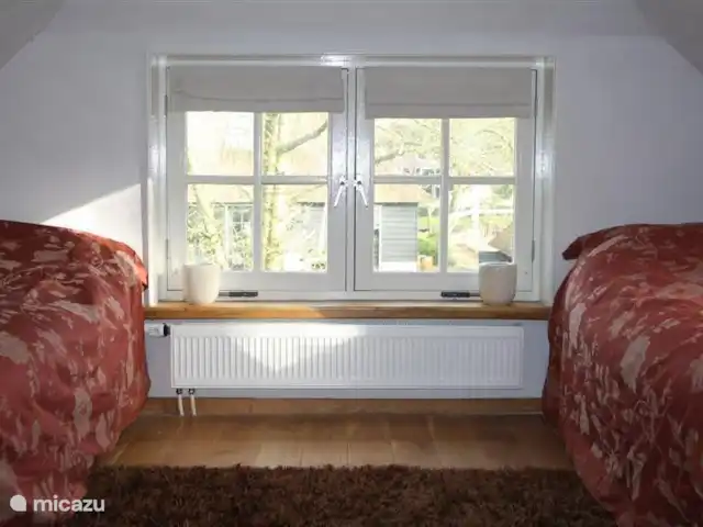 Dwarsgracht 39 en Países Bajos, Overijssel, Giethoorn - casa de campo El segundo dormitorio tiene dos camas individuales que se hacen a la llegada.