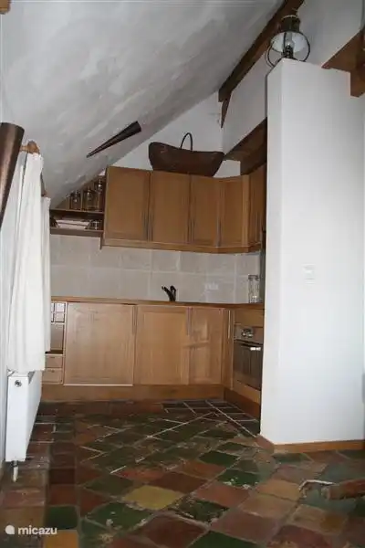 De keuken is L-vormig en voorzien van houten elementen (deels verscholen achter de muur). De keuken is van alle gemakken voorzien en compleet aan keukengerei waar u heerlijke gerechten kunt bereiden. Geen zin hebben om te koken? Giethoon kent diverse restaurants en rest. de Otterskooi is tegenover