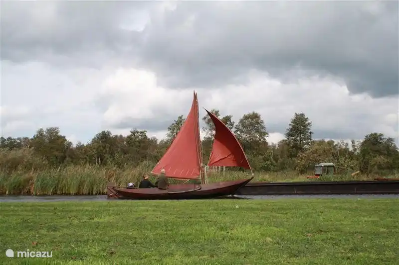 Voor watersporters is Dwarsgracht en omgeving geweldig! Bootjes en kano's zijn te huur en aan eigen stijger aan te leggen. Het nationaal park Weerribben-Wieden is prachtig om te ontdekken. U kunt naar het Zwarte Meer varen/zeilen of Giethoorn bezoeken. Er valt genoeg te zien, te doen en te ontdekken