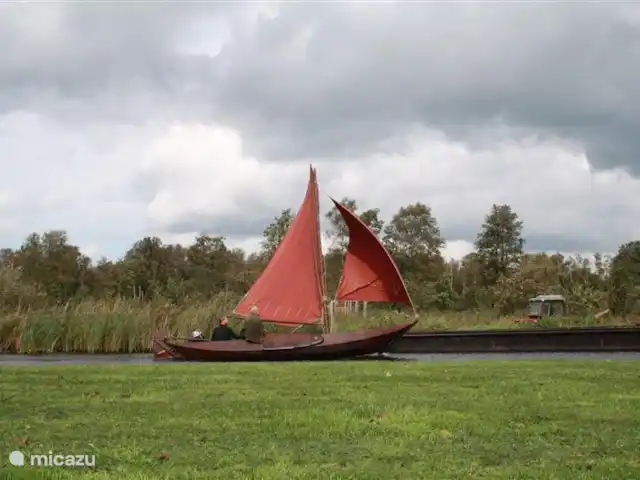 Dwarsgracht 39 en Países Bajos, Overijssel, Giethoorn - casa de campo ¡Dwarsgracht y sus alrededores son ideales para los entusiastas de los deportes acuáticos! Los barcos y canoas se pueden alquilar y amarrar en su propio embarcadero. El Parque Nacional Weerribben-Wieden es maravilloso para descubrir. Puede navegar/navegar hasta Zwarte Meer o visitar Giethoorn. Hay mucho que ver, hacer y descubrir.