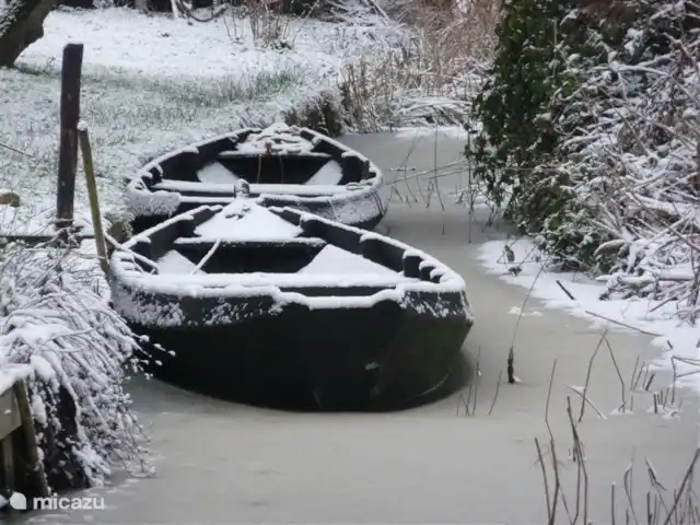 Dwarsgracht 39 en Países Bajos, Overijssel, Giethoorn - casa de campo Las bateas características con las que navegan los Dwarsgrachtenaren, ¡compruébelo usted mismo!
