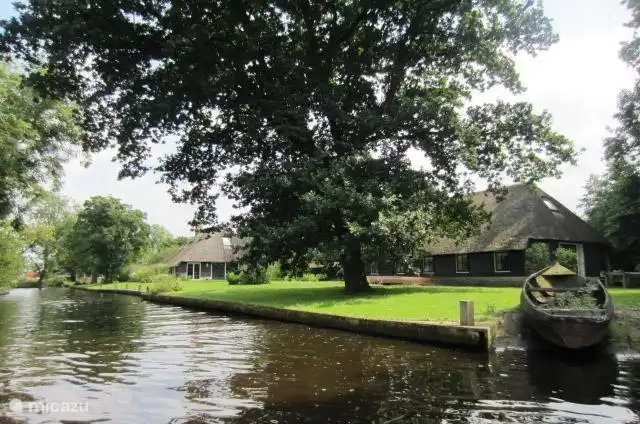 Uitzicht vanaf het water op de vakantieboerderij. Wilt u genieten van de rust, maar ook voldoende mogelijkheden hebben om dingen te doen (fietsen, varen, wandelen) of  te zien (Giethoorn, Zwolle, Zwartsluis e.a.) dan zult u hier een heerlijke vakantie hebben! 
