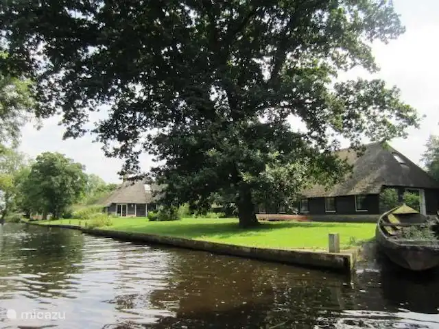 Dwarsgracht 39 en Países Bajos, Overijssel, Giethoorn - casa de campo Vista desde el agua en la granja de vacaciones. Si quiere disfrutar de la paz, pero también tiene muchas oportunidades para hacer cosas (ciclismo, vela, caminar) o ver (Giethoorn, Zwolle, Zwartsluis y otros), ¡entonces tendrá unas vacaciones maravillosas aquí!