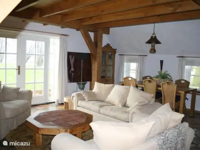 Dwarsgracht 39 en Países Bajos, Overijssel, Giethoorn - casa de campo ¡La sala de estar de estilo rústico con una gran zona de estar alrededor de la chimenea (eléctrica) y con vistas al jardín con terraza es un placer!