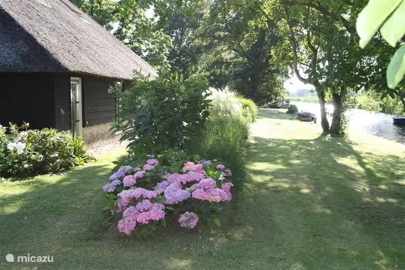 Aan de rechter kant de Pinkesloot richting  het meer het Zwarte Water