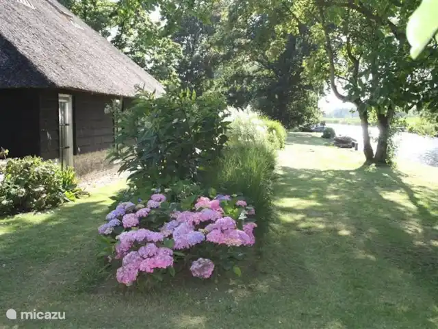 Dwarsgracht 39 en Países Bajos, Overijssel, Giethoorn - casa de campo En el lado derecho, el Pinkesloot hacia el lago Zwarte Water.