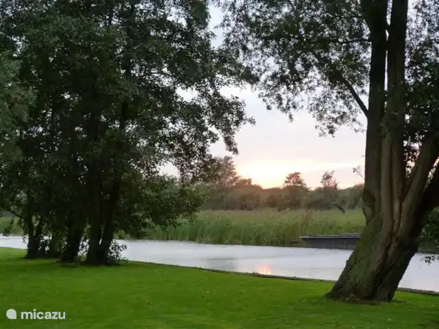 Dwarsgracht 39 en Países Bajos, Overijssel, Giethoorn - casa de campo Desde la cabaña se puede mirar directamente al Pinkesloot y a veces se ve pasar un barco