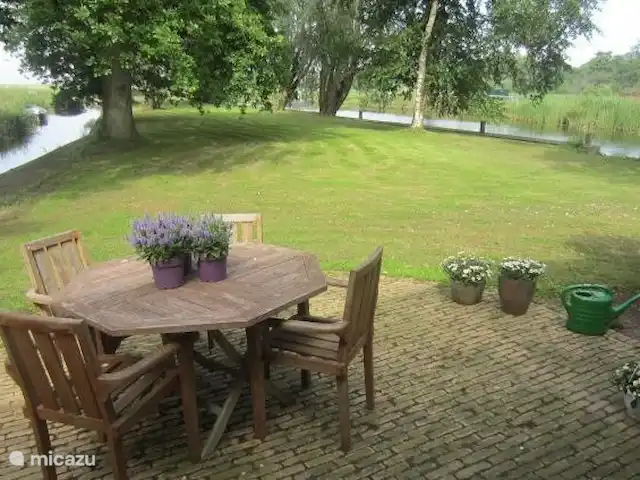Dwarsgracht 39 en Países Bajos, Overijssel, Giethoorn - casa de campo Desde la terraza se tiene una hermosa vista sobre una parte del jardín con agua a ambos lados