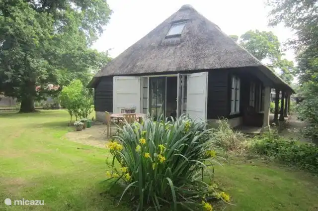 Naast het terras kunt u bij regen toch buiten zitten op de veranda