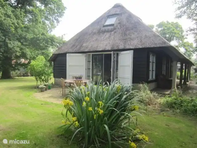 Dwarsgracht 39 en Países Bajos, Overijssel, Giethoorn - casa de campo Además de la terraza, todavía puedes sentarte afuera en la terraza cuando llueve.