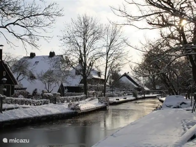 Dwarsgracht 39 en Países Bajos, Overijssel, Giethoorn - casa de campo El pintoresco pueblo de Dwarsgracht cerca de Giethoorn con hermosas granjas, el canal y varios puentes. El canal es perpendicular a Giethoorn y, por lo tanto, se conoce como Dwarsgracht. En verano verás ciclistas, senderistas y barcas navegando por el pueblo. El restaurante Otterskooi está enfrente.