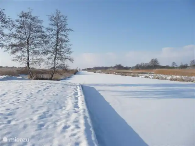 Dwarsgracht 39 en Países Bajos, Overijssel, Giethoorn - casa de campo ¡Si hay hielo, puedes pisar el hielo desde el embarcadero! Puede realizar maravillosos viajes largos de patinaje y se organizan muchos recorridos. Si prefiere caminar, la nieve le da a Dwarsgracht y sus alrededores algo mágico que definitivamente vale la pena descubrir.