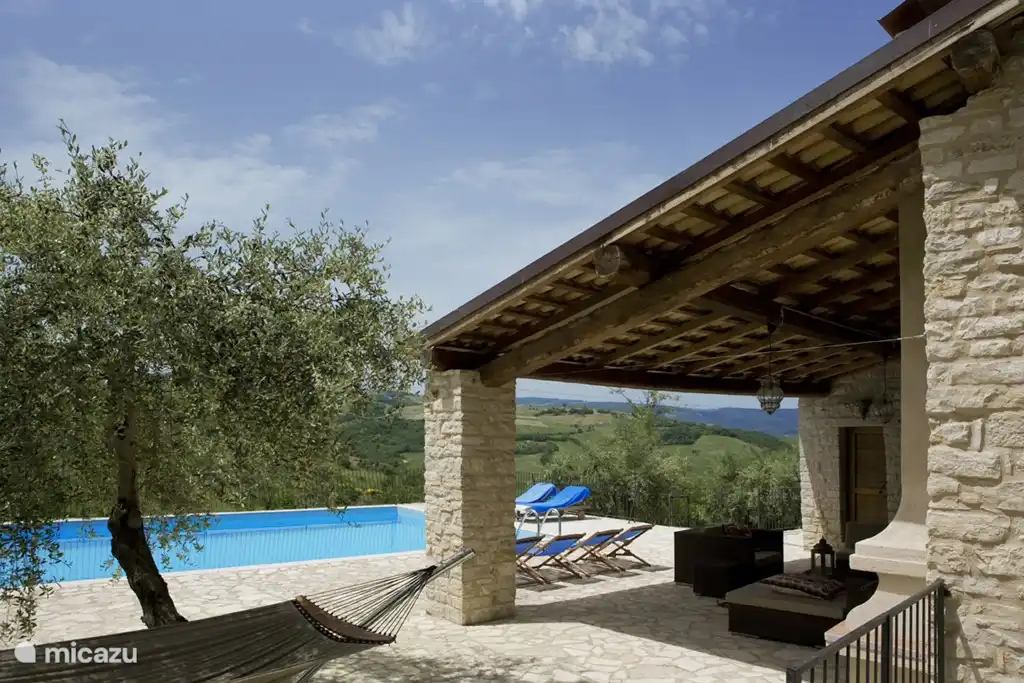 Die Veranda am Pool bietet einen schönen schattigen Ort mit Panoramablick