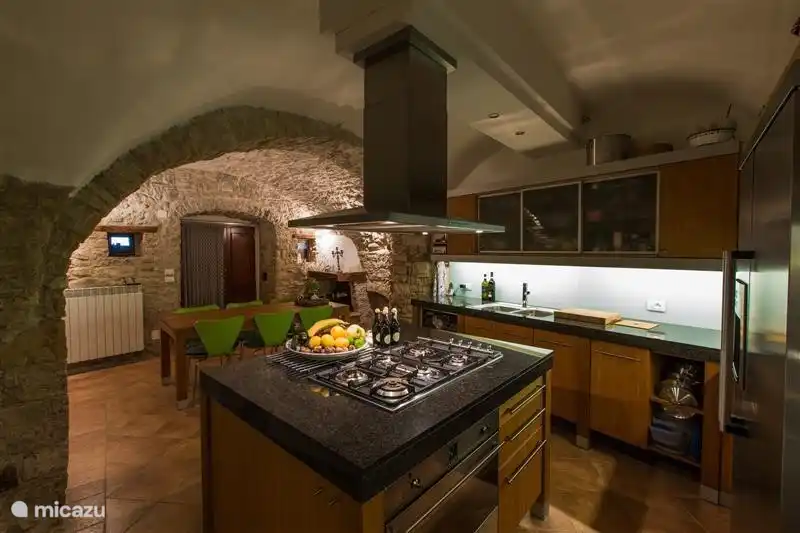 Küche mit Terrassentüren zur Terrasse