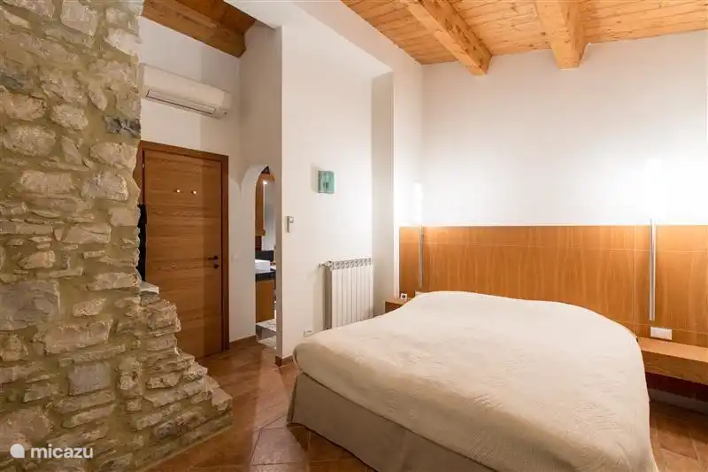 Haupt-Schlafzimmer mit eigenem Bad