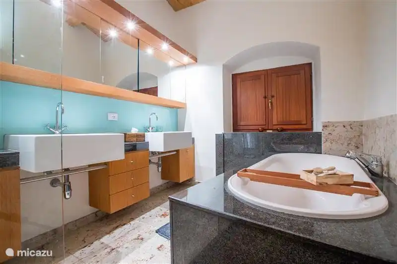 Luxus-Badezimmer mit Badewanne und Dusche (im Schlafzimmer)