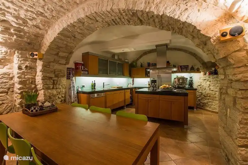 Küche mit Esstisch im ursprünglichen mittelalterlichen Laube