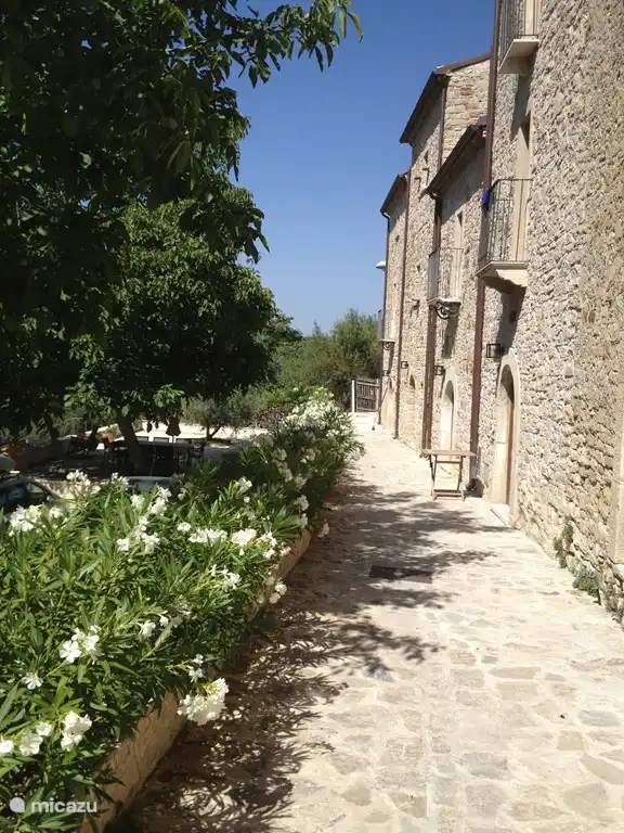 Die Straße Links am Ende der großen Terrasse im Obergeschoss und rechts Casa Cristina