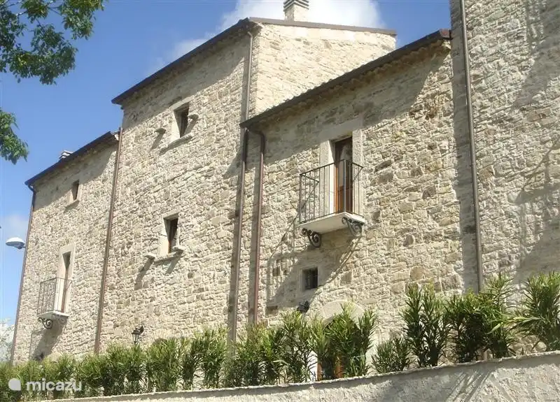 Gegenüber dem Haus, sind die drei Häuser, die miteinander verbunden und zu einem Haus restauriert.