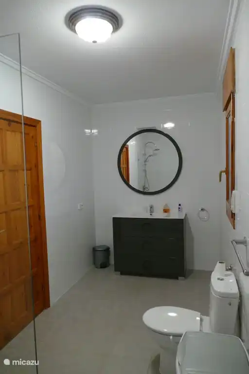 De wastafel in de badkamer bij de masterbedroom.
