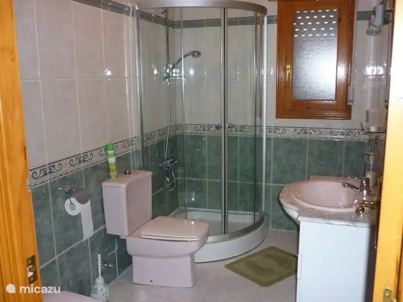de 2e badkamer, met douche, wastafel, toilet en bidet