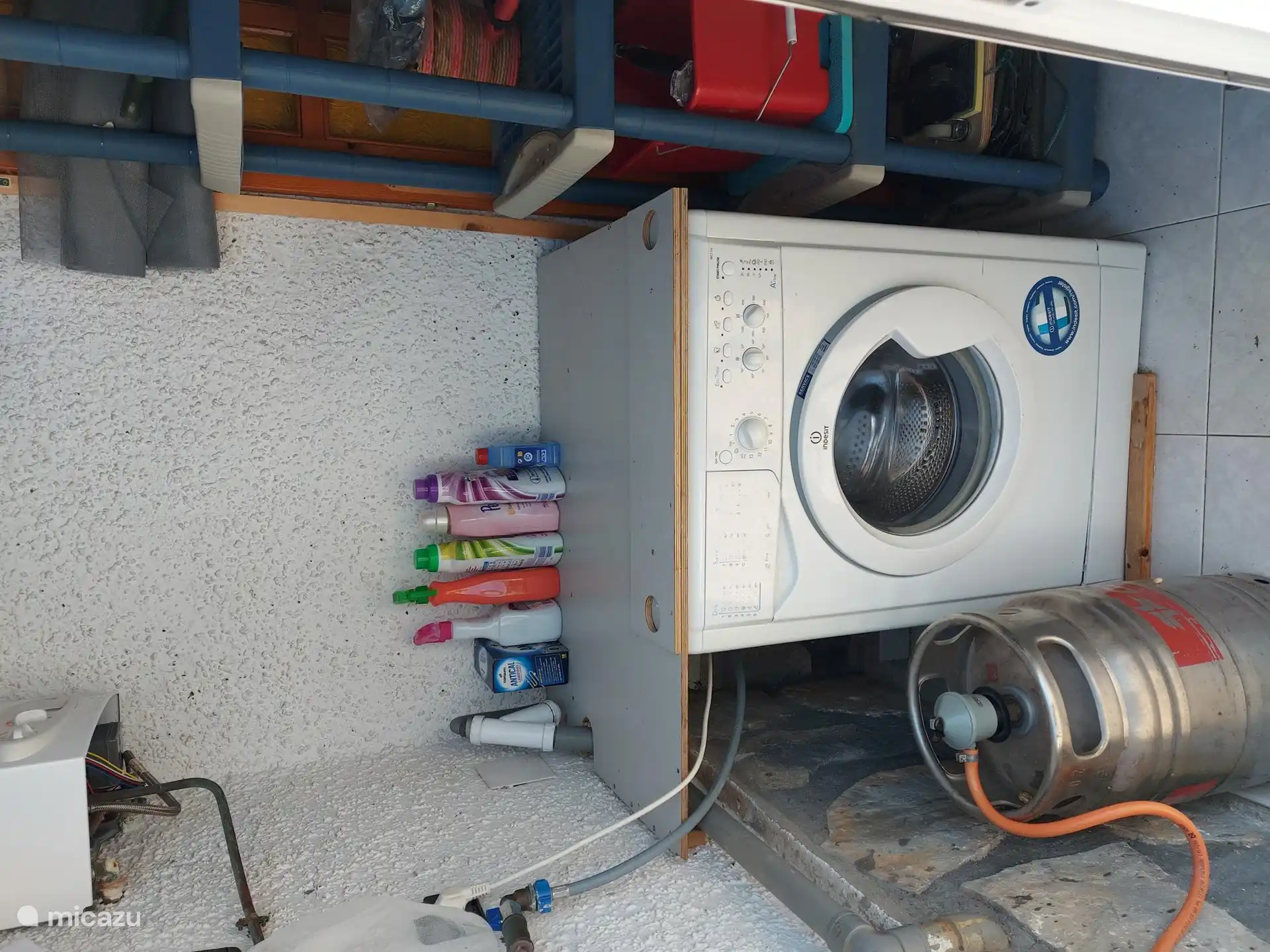 Schuur met wasmachine