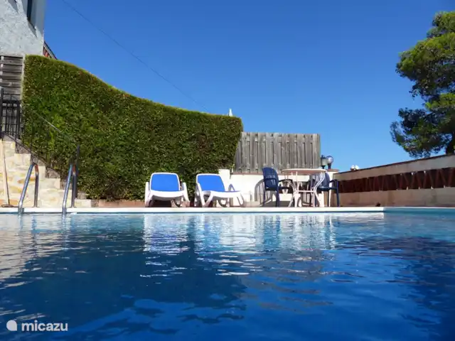 Casa Verdial | Espagne, Costa Brava, L'Estartit - maison de vacances Coin salon au bord de la piscine et deux transats confortables, 2 transats supplémentaires sont disponibles