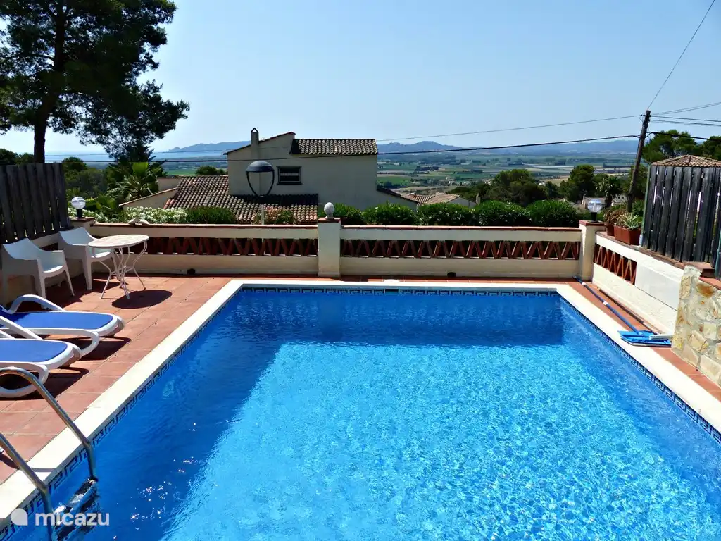 Blick auf den Pool von der überdachten Terrasse