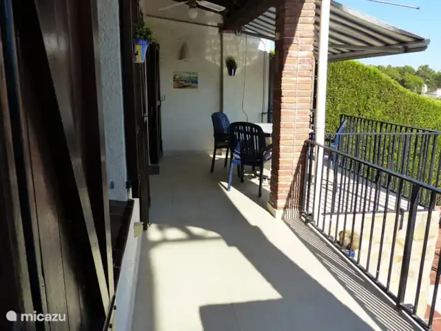 Casa Verdial | Espagne, Costa Brava, L'Estartit - maison de vacances Terrasse couverte avec salon de jardin et store, directement attenante à la piscine