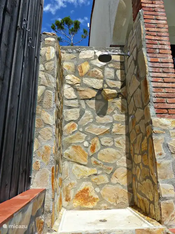 Eine Außendusche am Pool