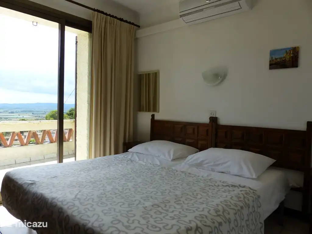 Das hintere Zimmer hat einen Balkon mit Blick auf den Pool und das Tal