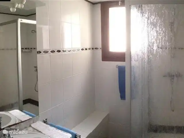 Casa Verdial | Espagne, Costa Brava, L'Estartit - maison de vacances La salle de bain à l'étage avec douche, lavabo avec espace de rangement et WC