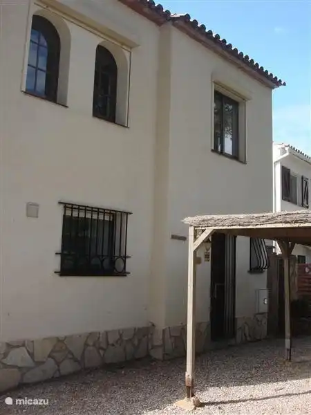 Das Badezimmer mit Dusche, WC und Waschbecken mit Stauraum