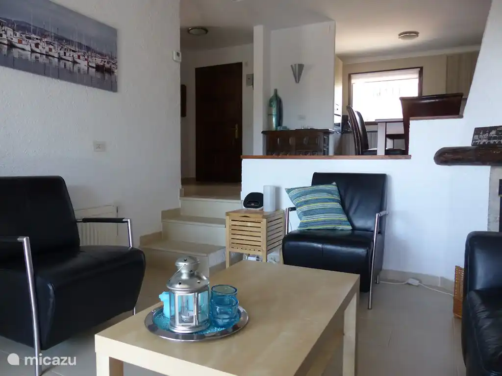 Übersicht der etwas geringeren Sitz in Essbereich und Küche. Sitzecke mit bequemen Sesseln, TV (mit Canal Digital zu allen niederländischen Kanäle) und Dockingstation