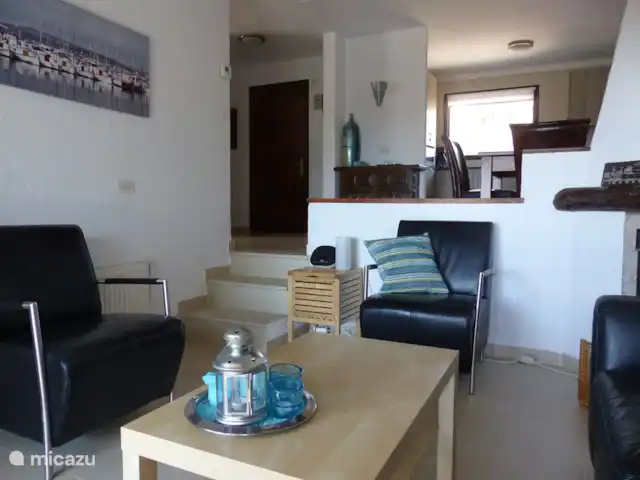 Casa Verdial | Espagne, Costa Brava, L'Estartit - maison de vacances Vue d'ensemble du coin salon légèrement inférieur à la salle à manger et à la cuisine. Le coin salon comprend des fauteuils confortables, une télévision (Canal Digital avec toutes les chaînes néerlandaises) et une station d'accueil