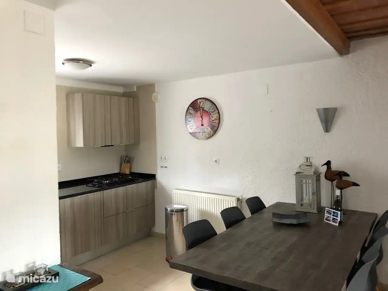 Der Essbereich für 6 Personen neben der Küche