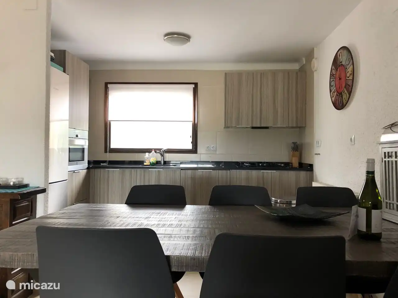 Blick auf die Küche vom Essbereich