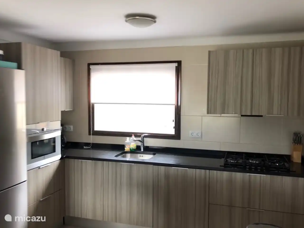 Die moderne Küche ist komplett ausgestattet.