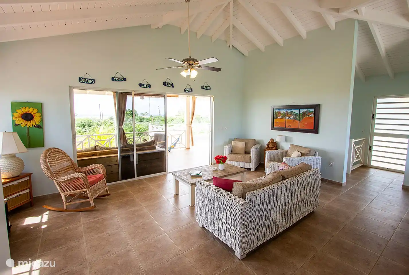 Here you can see the spacious living room of Casa di Bon Bientu Bonaire located on the first floor.