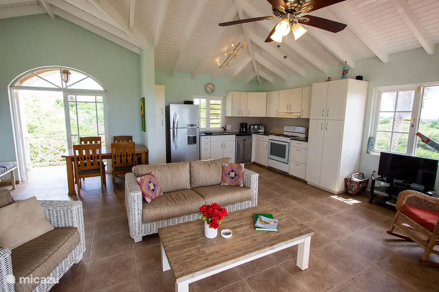 Here you can see the spacious living room of Casa di Bon Bientu Bonaire located on the first floor.