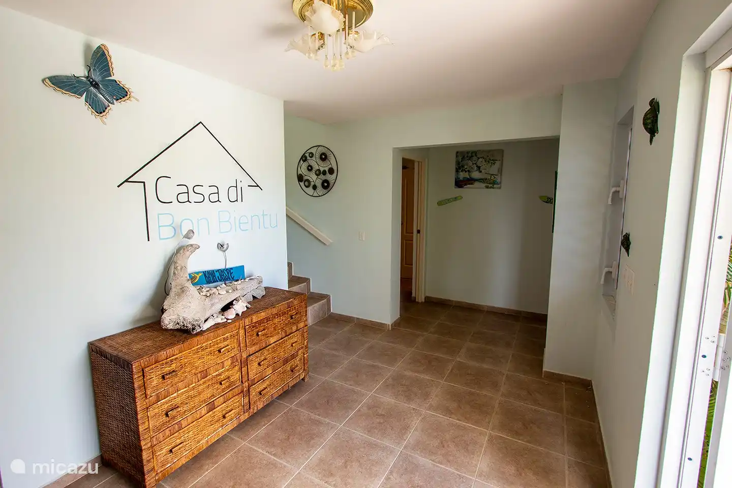 Here you can see the entrance / hall of Casa di Bon Bientu Bonaire. The hall gives access to the adjoining bedrooms and the stairs to the living and terrace area