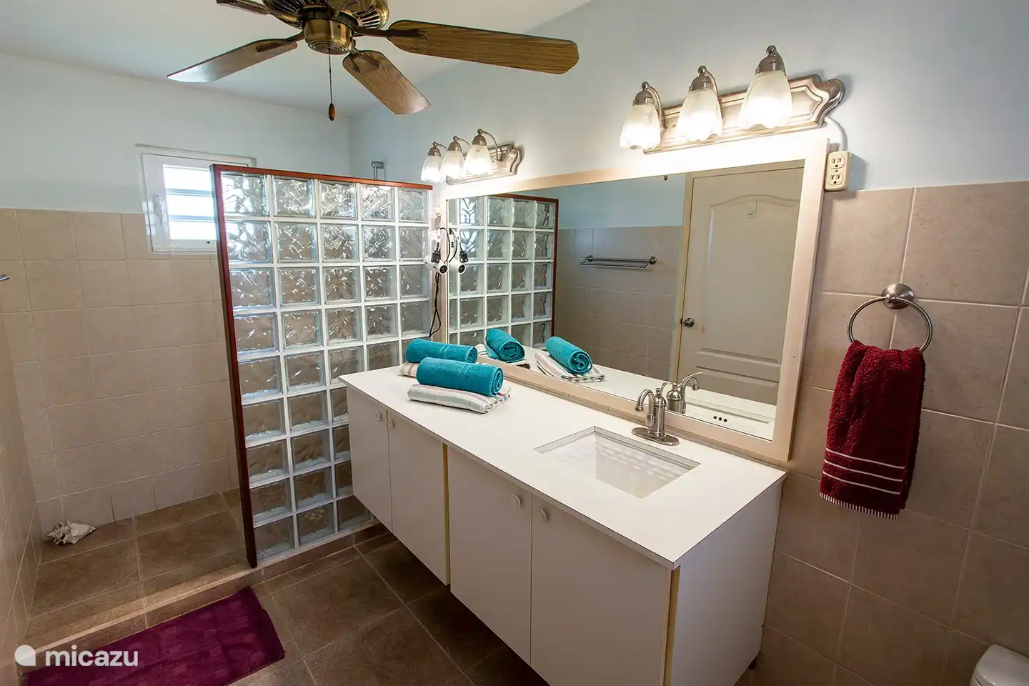 Here you can see Flamingo bathroom in Casa di Bon Bientu Bonaire.