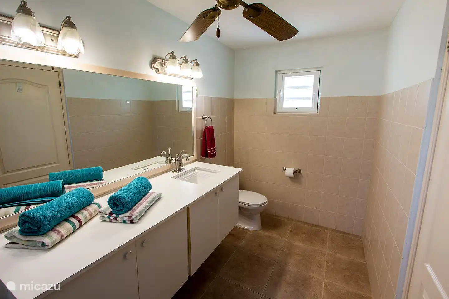 Here you can see Flamingo bathroom in Casa di Bon Bientu Bonaire.