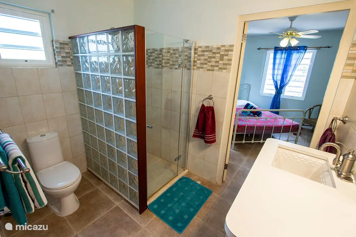 Here you see the bathroom Dolphin / Turtle located between bedroom Dolphin and Turtle in Casa di Bon Bientu Bonaire.