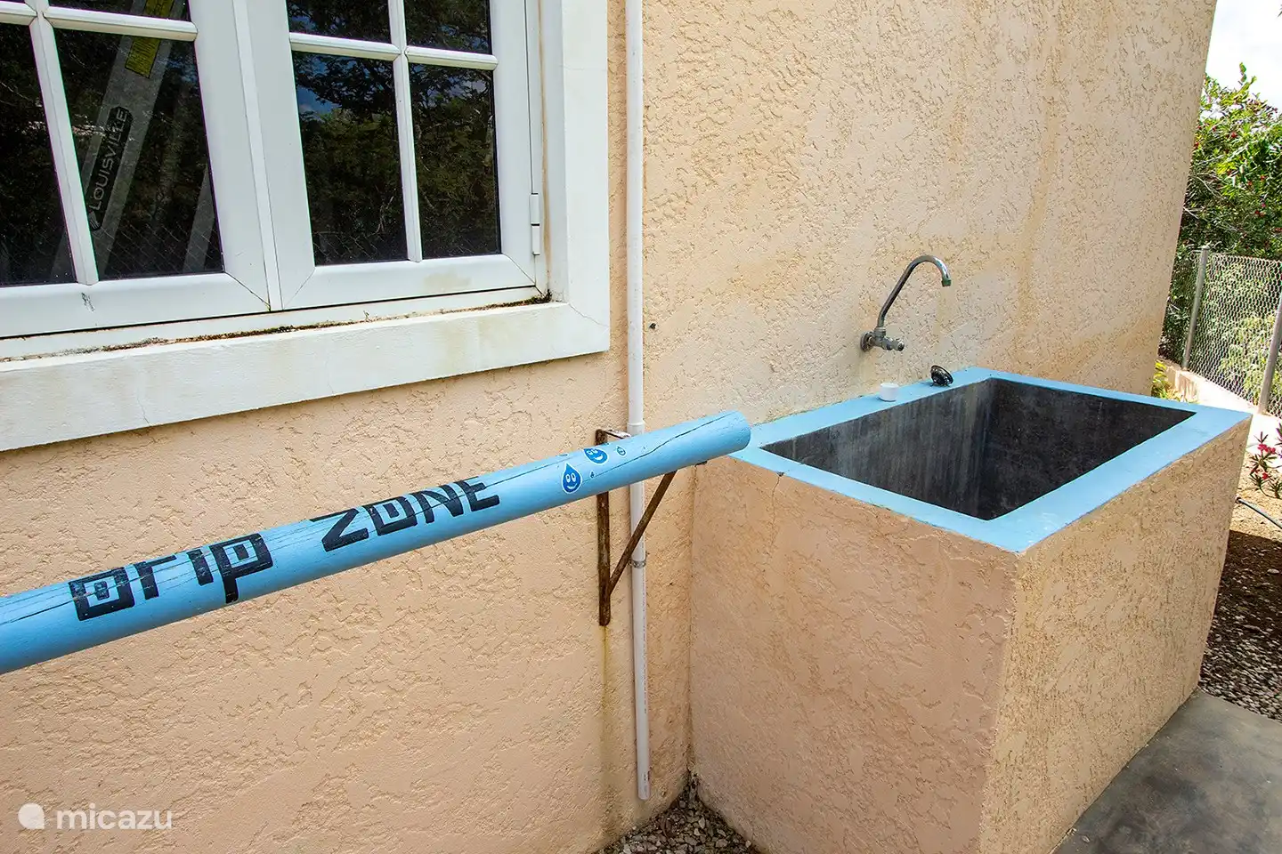 Here you can see the Rinse tank for cleaning your diving gear, there is also an adjoining drying room