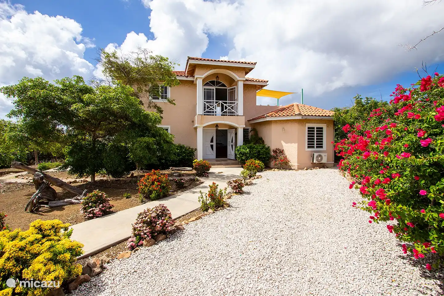 Here you see the view of villa Casa di Bon Bientu on Bonaire. You can park your car inside the gate on the spacious driveway