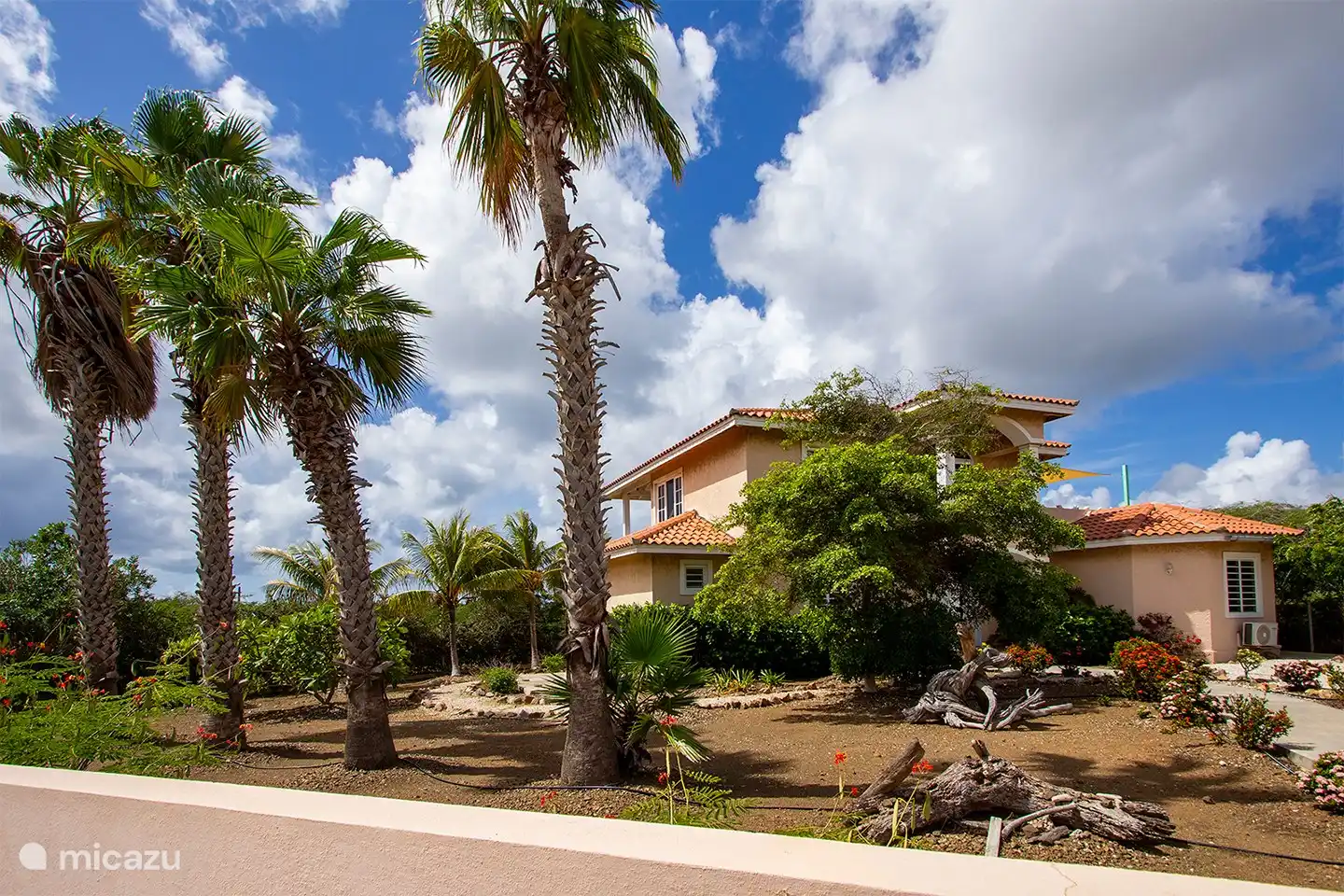 Here you see the view and part of the tropical garden of villa Casa di Bon Bientu on Bonaire.