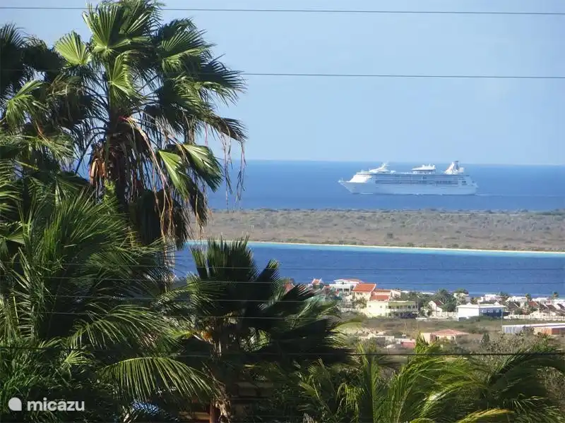 Here you can see the view from Casa di Bon Bientu Bonaire with views of the island, the sea and Klein Bonaire.