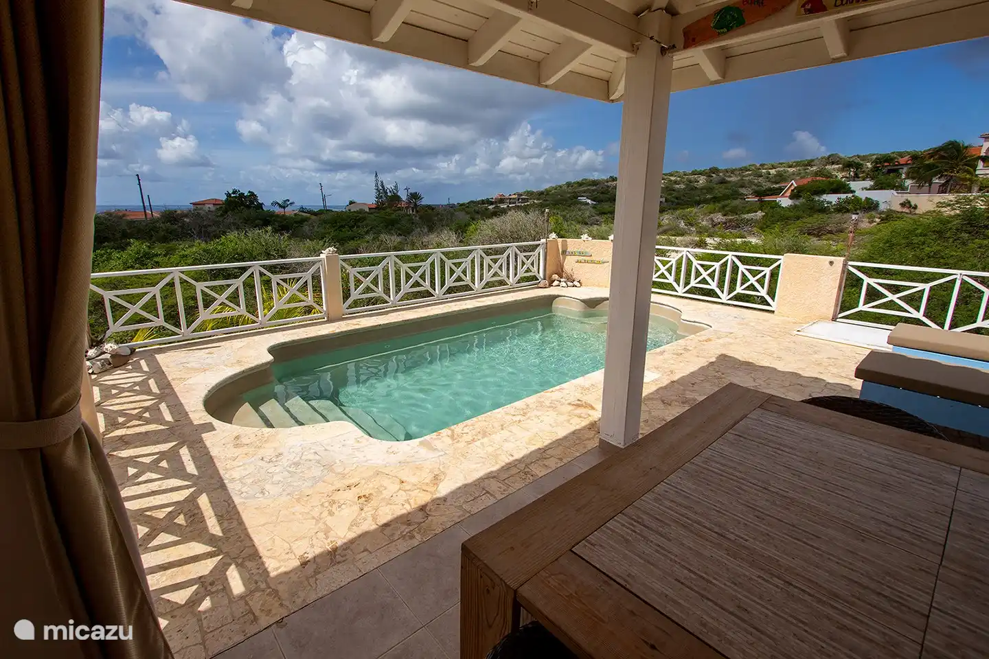 Here you can see the swimming pool of Casa di Bon Bientu Bonaire with beautiful views of the island, the sea and Klein Bonaire. It is a salt water bath, where the water is treated by means of Bonairean salt.