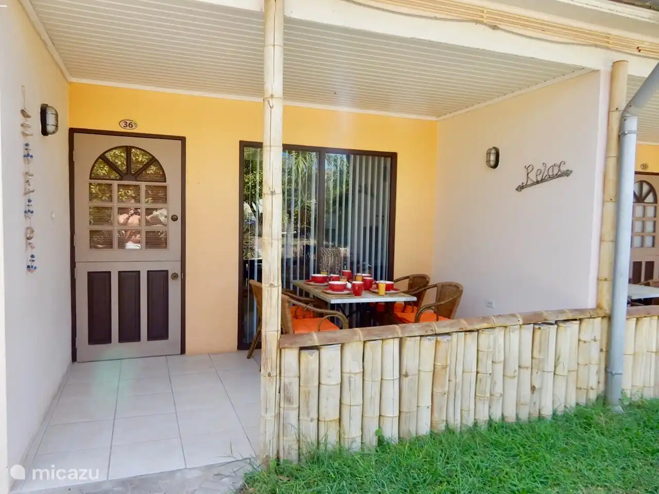 Terrasse mit Tisch und 4 Stühlen